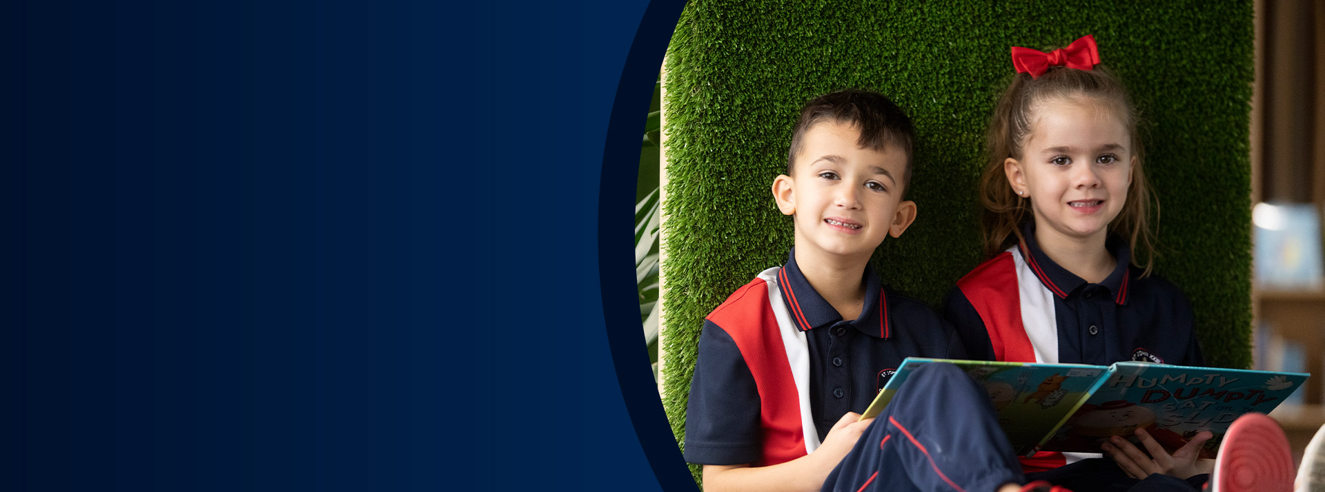 Students reading a book in the library at St John XXIII College Stanhope GardensStudents reading a book in the library at St John XXIII College Stanhope Gardens