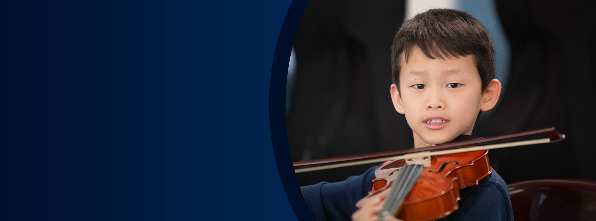 Student learning to play the violin at St John XXIII College Stanhope Gardens 