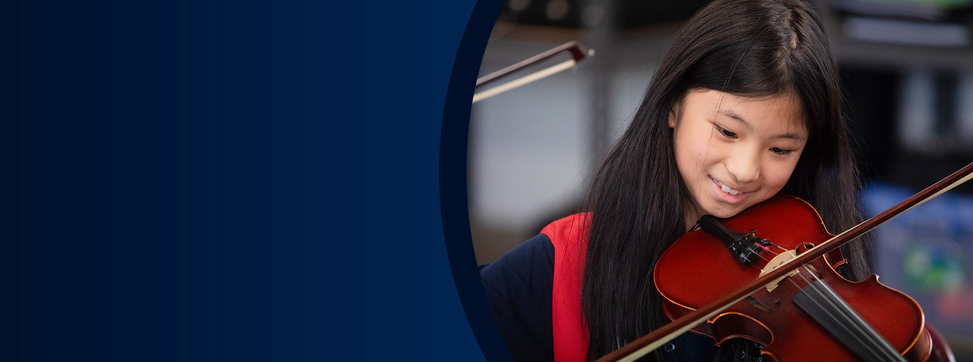 Student playing the violin in the classroom at St John XXIII College Stanhope Gardens