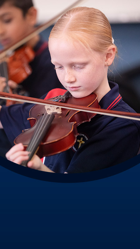 Students playing the violin in the classroom at St John XXIII College Stanhope Gardens