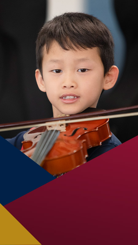 Student learning to play the violin at St John XXIII College Stanhope Gardens 