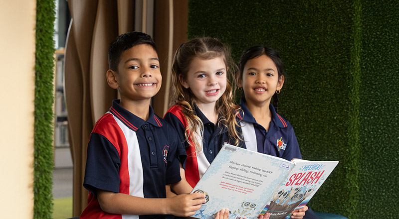 Students reading books in the library together at St John XXIII College Stanhope Gardens