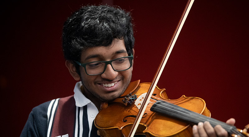 Student playing the violin at St John XXIII College Stanhope Gardens