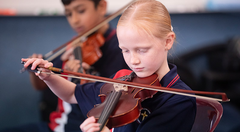 Students playing the violin in the classroom at St John XXIII College Stanhope Gardens