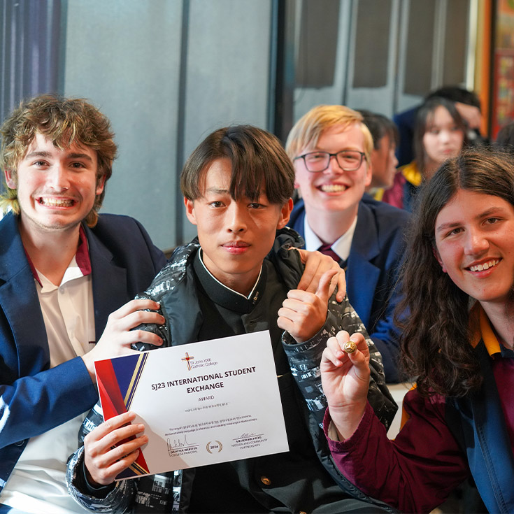 Students with the exchange students from Japan at St John XXIII College Stanhope Gardens